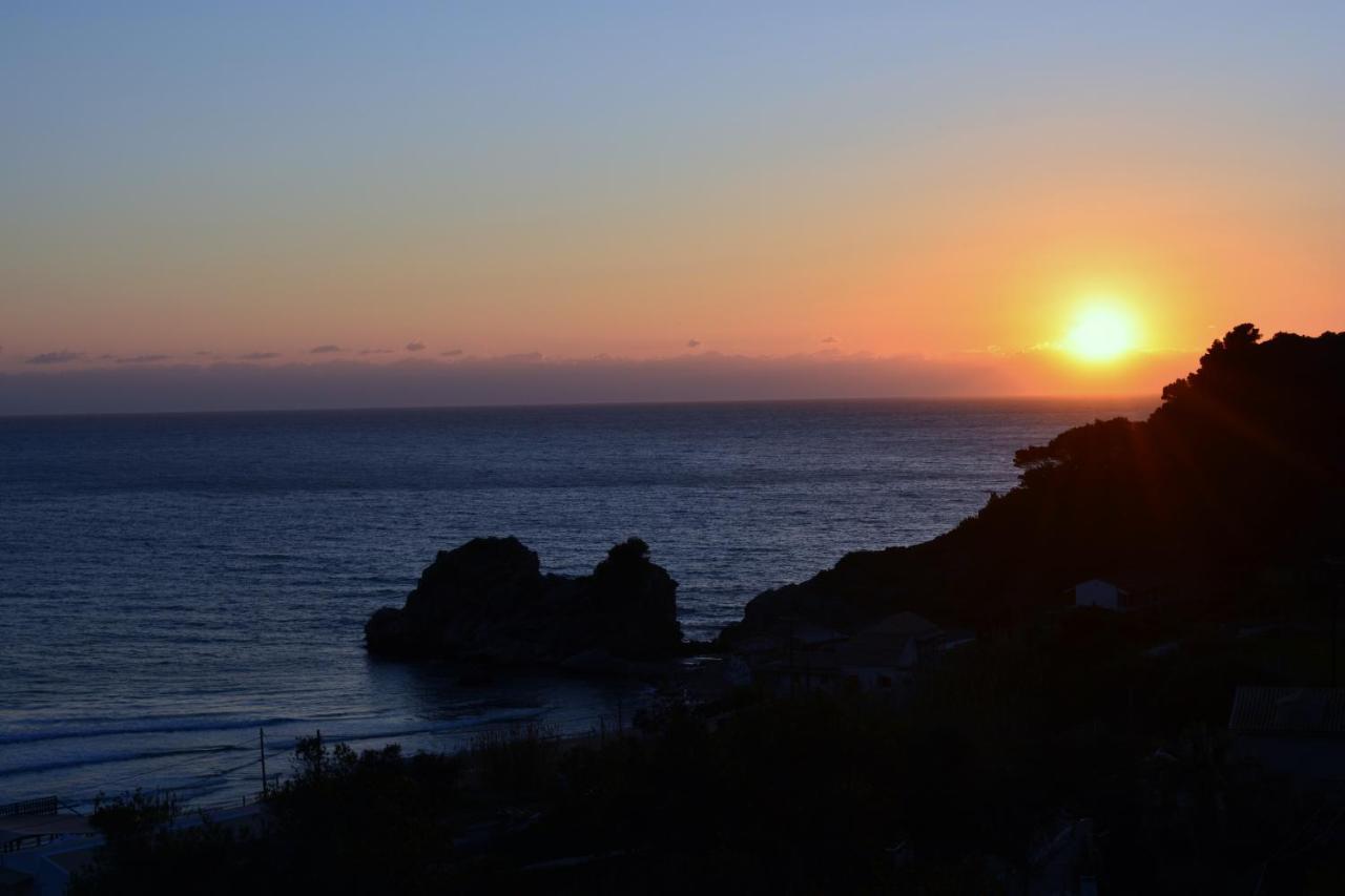 Papadatos Apts With Amazing View - 5Mins From The Beach Kontogialos Exteriör bild